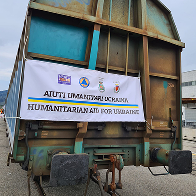 Cartello appeso sulle due carrozze del treno per l'Ucraina con i loghi dei partecipanti all'iniziativa Pro Emergenze, Dipartimento di Protezione civile, Provincia di Prato e Comune di Prato e la scritta aiuti umanitari per l'Ucraina